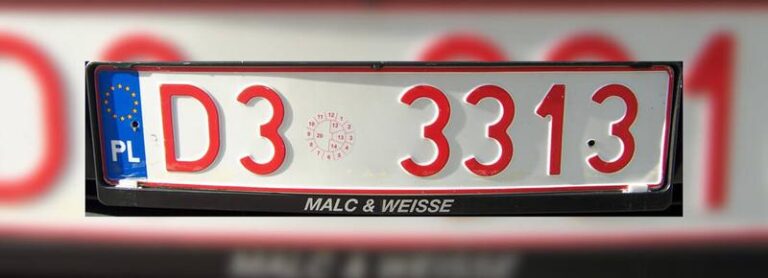 Czerwone tablice rejestracyjne – co warto o nich wiedzieć?