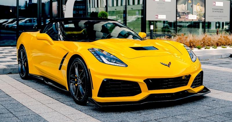 Dlaczego warto skorzystać z wypożyczalni samochodów sportowych? Odkryj nowe możliwości!