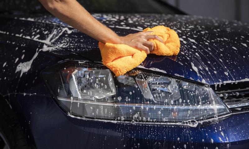 Jak skutecznie myć auto na posesji i zadbać o jego wygląd?