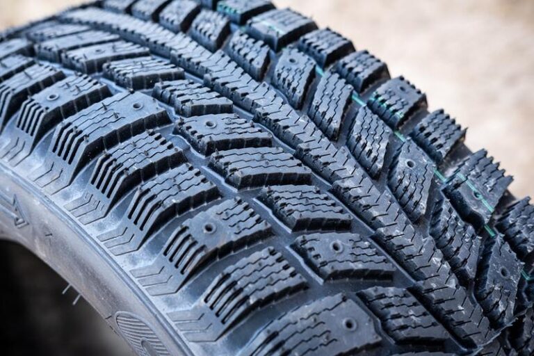 Kiedy wybrać opony zimowe, a kiedy całoroczne? Praktyczny przewodnik dla kierowców