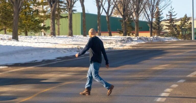 Mandat za nieodsniezony samochód – jak uniknąć nieprzyjemnych konsekwencji zimą?