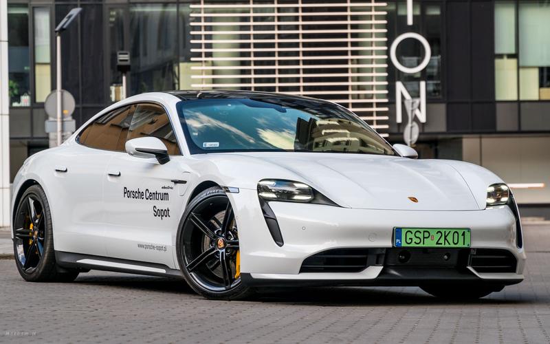 Przyszłość motoryzacji: Porsche elektryczne na czołowej pozycji w segmencie luksusowym