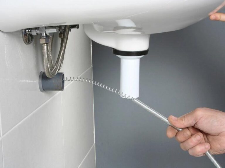 Skuteczne sposoby na udrożnienie odpływu wody w samochodzie