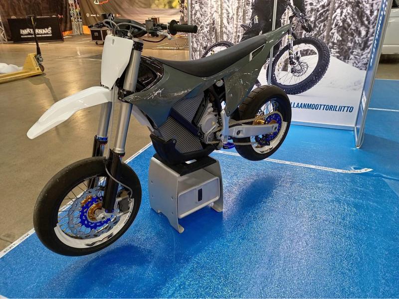 Moc i styl na dwóch kółkach: odkryj świat supermoto 50