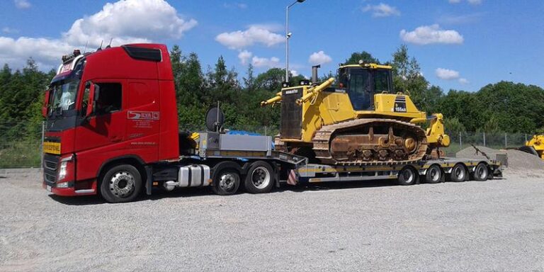 Jak efektywnie zorganizować transport maszyn budowlanych, w tym przewóz koparki?