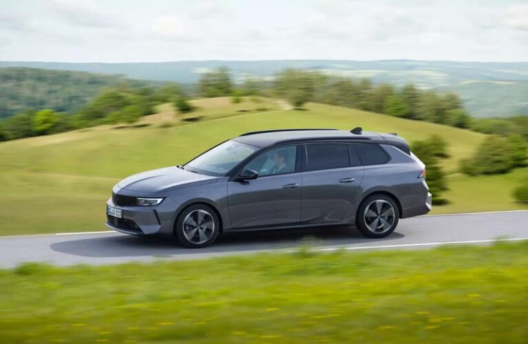 Przestronność i styl – dlaczego warto wybrać samochody kombi