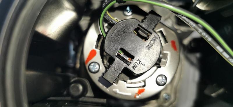 Wymiana żarówki H7 w samochodzie