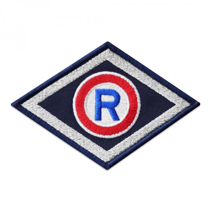 Zasady ruchu drogowego: Dlaczego nakaz jazdy z prawej strony znaku jest kluczowy?