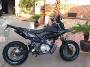 Dlaczego supermoto 125 to idealny wybór dla początkujących motocyklistów?