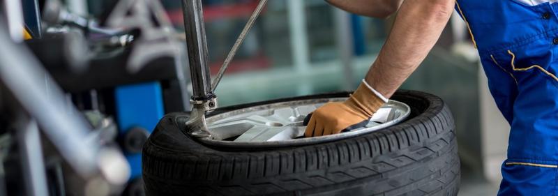 Mostek do bezpiecznej jazdy: jak przebiega profesjonalny montaż opon?